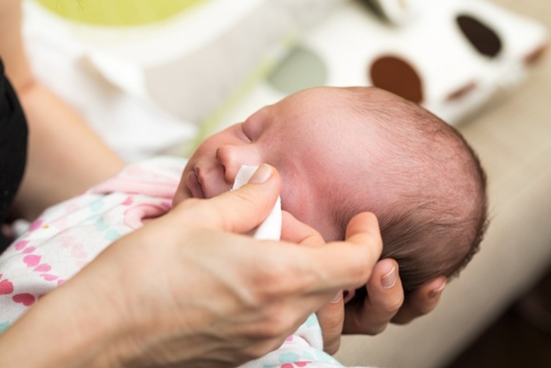 Trẻ sơ sinh bị đau mắt có ghèn vàng phải làm sao? 2