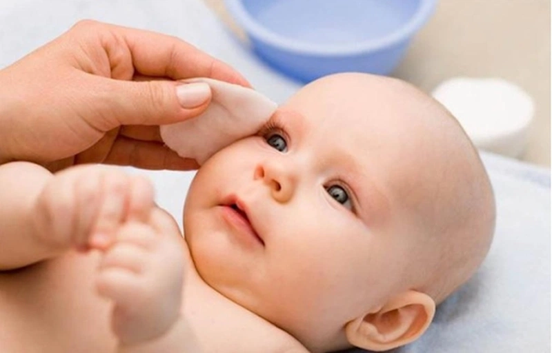 Giải đáp thắc mắc: Trẻ sơ sinh bị đau mắt mẹ kiêng ăn gì? 2