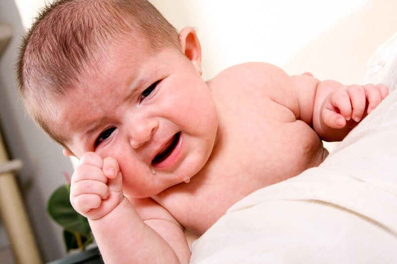 Trẻ sơ sinh bị đau mắt có ghèn: Nguyên nhân và vệ sinh mắt đúng cách 2