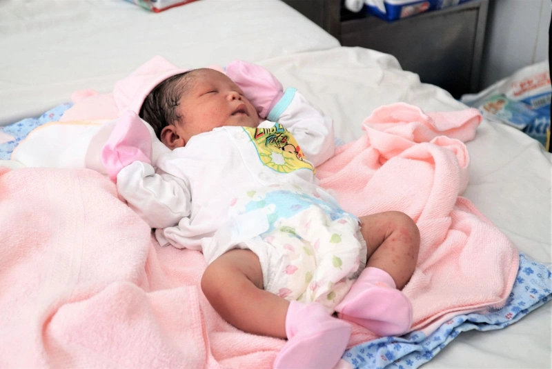 Trẻ sơ sinh bị đầy hơi mẹ nên ăn gì, kiêng ăn gì cho con mau khỏi-1