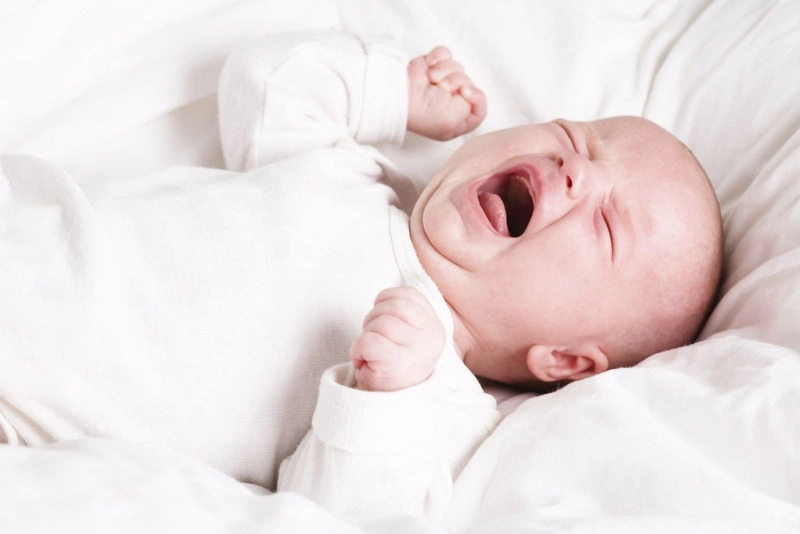 Trẻ sơ sinh bị nổi mẩn ở lông mày có làm sao không?-1