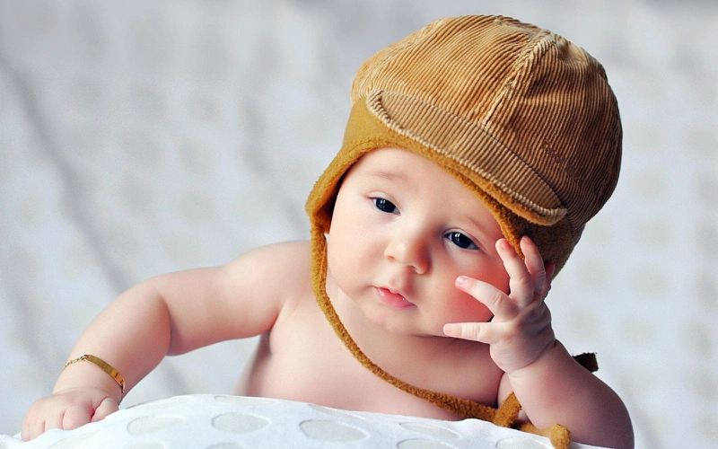 Bên cạnh tiếng khóc thì trẻ còn dùng nhiều ngôn ngữ cơ thể khác nhau để giao tiếp