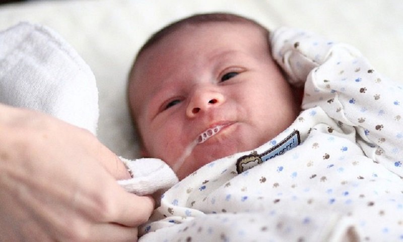 Trẻ sơ sinh có nên nằm gối chống trào ngược không 1