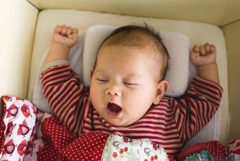 Trẻ sơ sinh có nên nằm gối lõm hay không 1