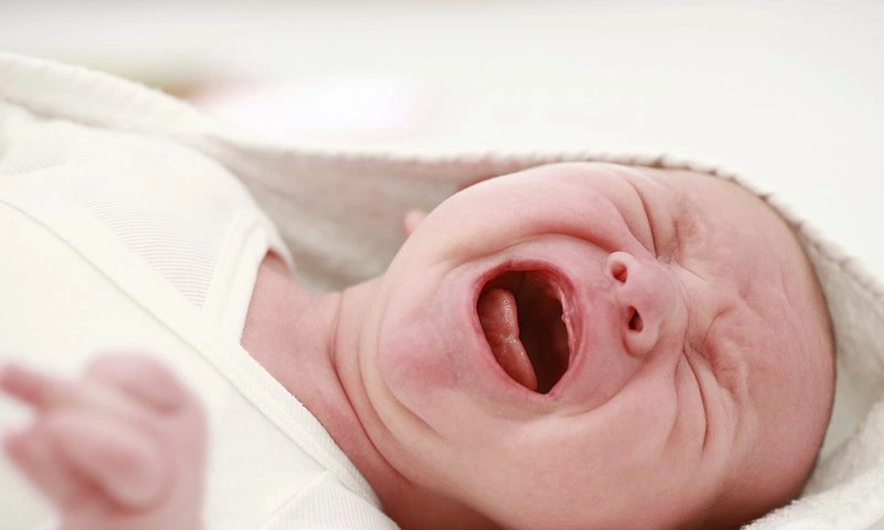 Trẻ sơ sinh hay vặn mình gầm gừ là dấu hiệu gì? 1