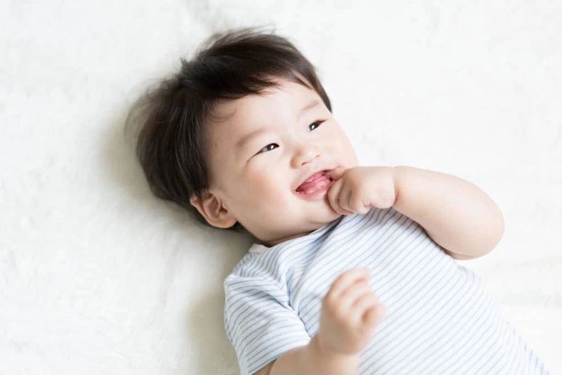 Hành động trẻ sơ sinh mút tay có ý nghĩa gì?-1
