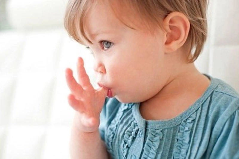 Hành động trẻ sơ sinh mút tay có ý nghĩa gì?-3
