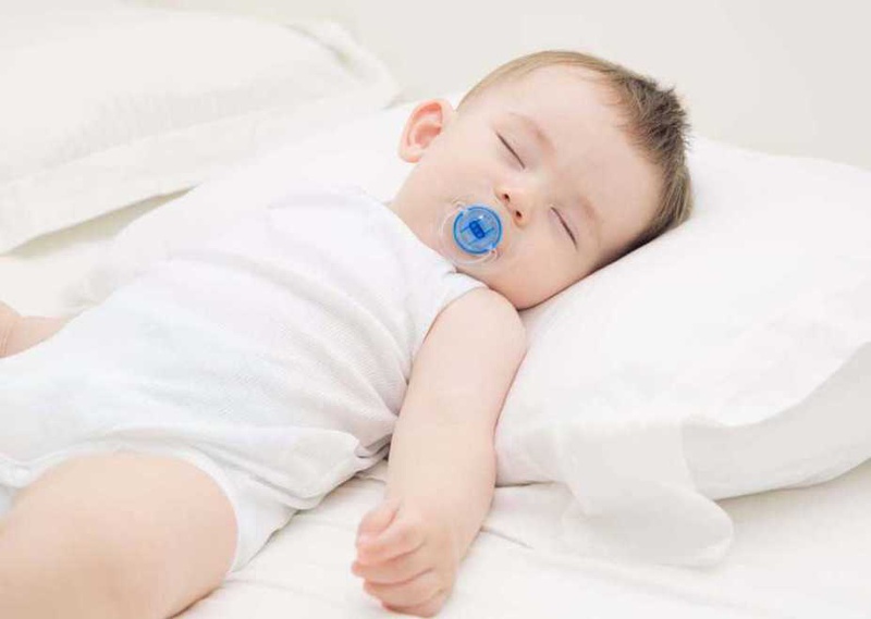 trẻ sơ sinh ngủ bao nhiêu tiếng 1 ngày