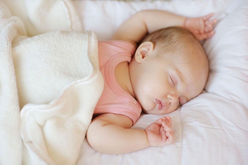 Trẻ sơ sinh ngủ hay giật mình được xem là một phản xạ không tự chủ