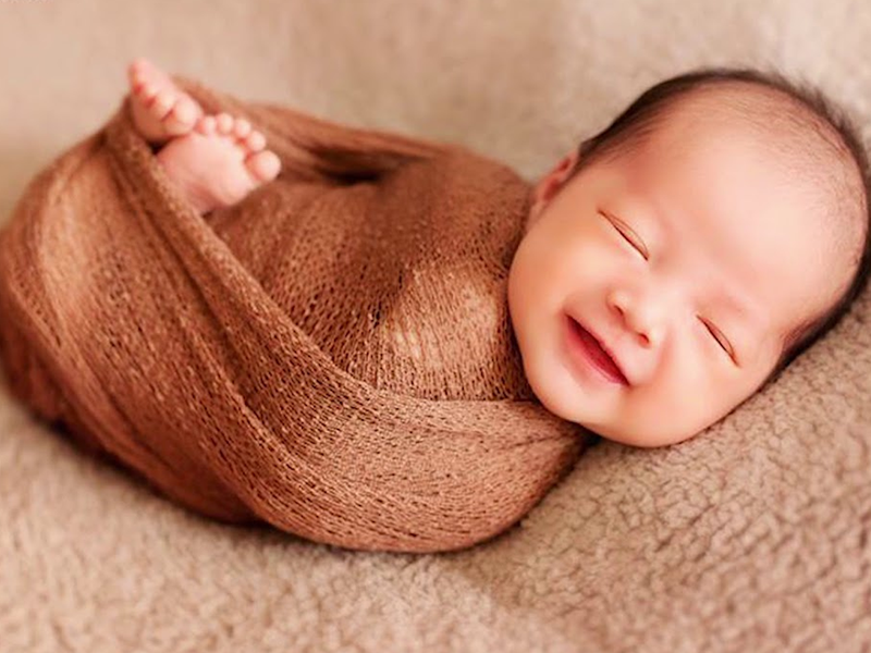 Việc quấn khăn cho trẻ sơ sinh còn tạo cho bé cảm giác an toàn như khi còn ở trong bụng mẹ