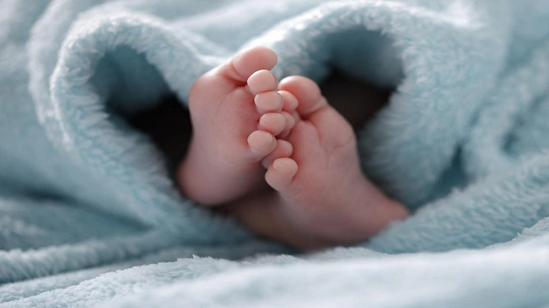 Cha mẹ nên vệ sinh cơ thể sạch sẽ cho bé và bổ sung đủ nước theo nhu cầu của bé