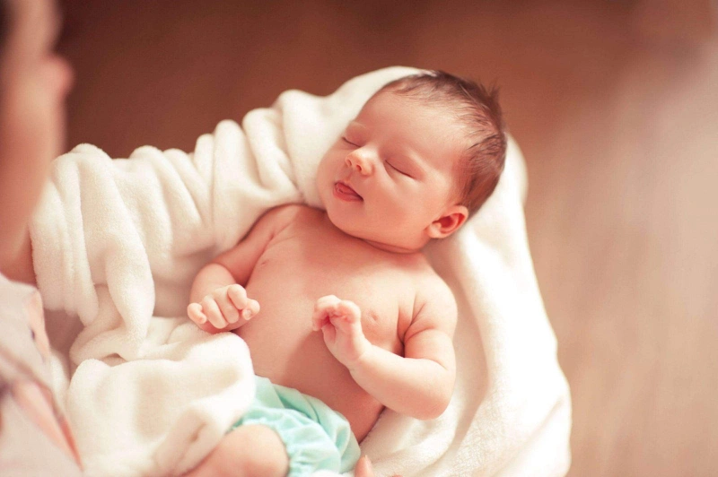 Trẻ sơ sinh tay chân lạnh khiến cha mẹ lo lắng