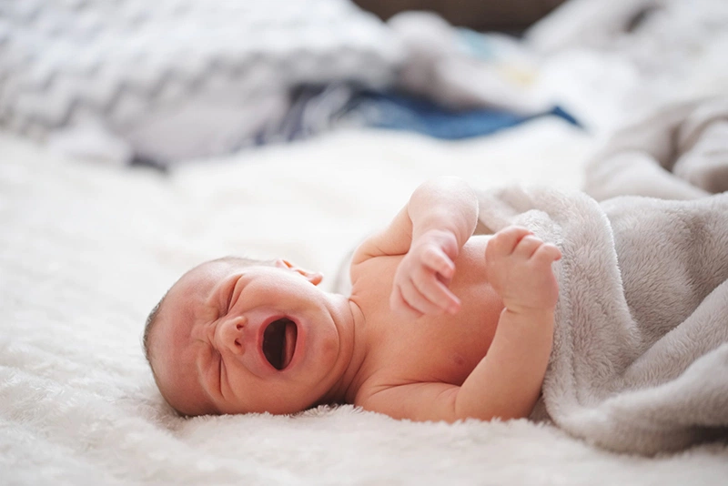 Có nhiều nguyên nhân dẫn tới trẻ sơ sinh thở khò khè và hay vặn mình-1