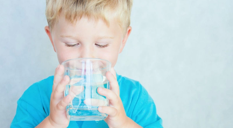 Cho trẻ uống nhiều nước nếu trẻ sốt đi sốt lại nhiều lần trong ngày