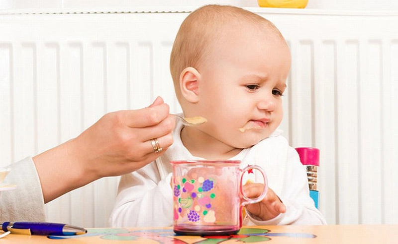 Trẻ thiếu máu vì quá chăm uống sữa mỗi ngày2