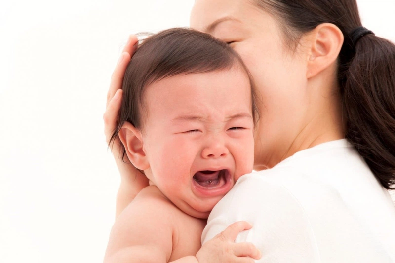 Thăm khám bác sĩ kịp thời khi trẻ bị sốt do uống kháng sinh