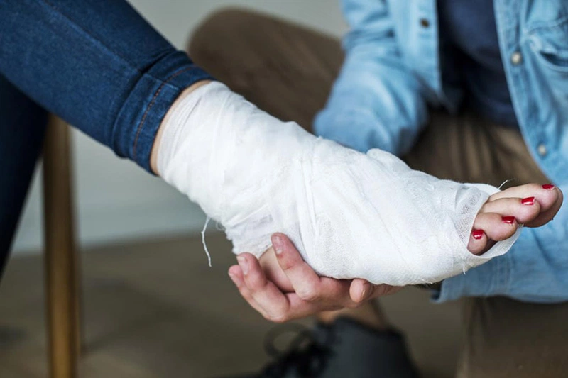 trẹo chân có nên bôi dầu 4