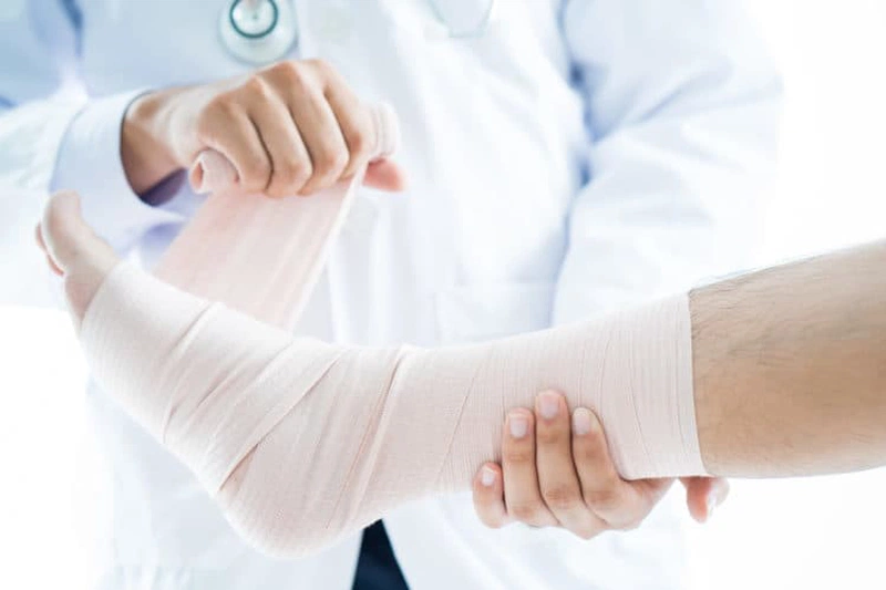 trẹo chân có nên bôi dầu 5