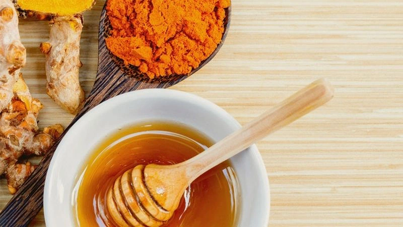 Trị mụn ẩn bằng mật ong kết hợp với tinh bột nghệ 