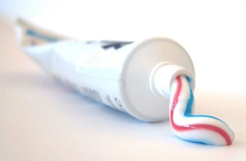 Không chọn kem đánh răng có hoạt chất làm trắng để trị mụn