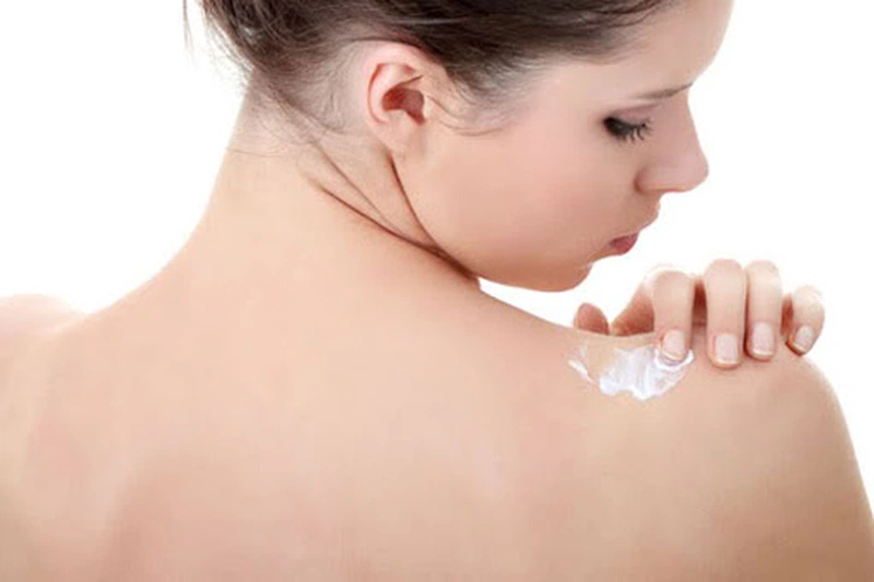 Trị mụn lưng bằng dung dịch vệ sinh được không?