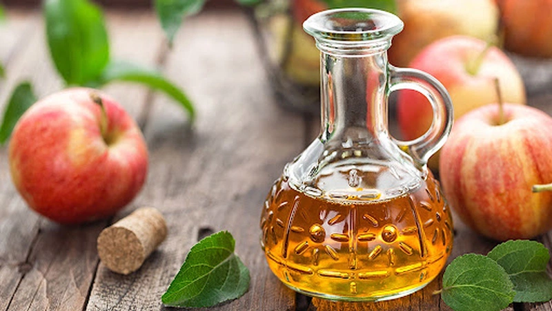 Trị mụn lưng bằng giấm táo an toàn, hiệu quả so với dung dịch vệ sinh