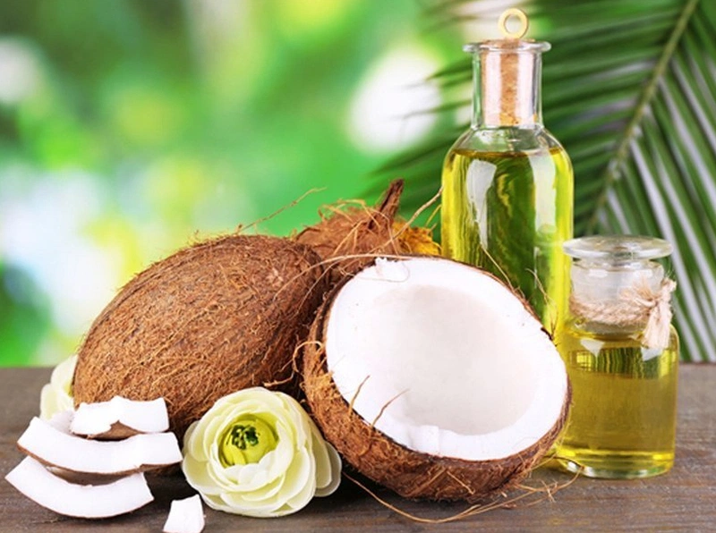 Trị nứt gót chân bằng dầu dừa làm mềm da, tránh tái phát bệnh 2