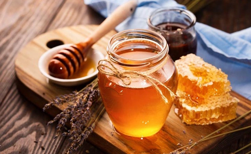 Trị nứt gót chân bằng dầu dừa làm mềm da, tránh tái phát bệnh 3