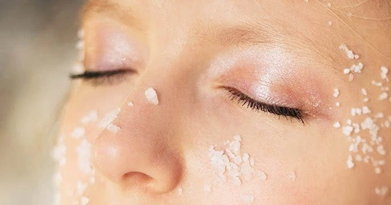 Trị tàn nhang bằng kem đánh răng và muối