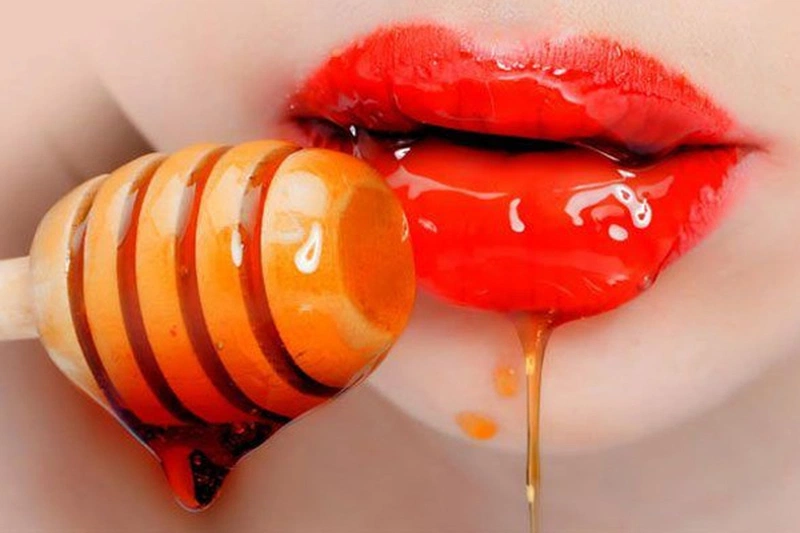 Những cách làm đẹp môi từ mật ong dễ làm và hiệu quả.