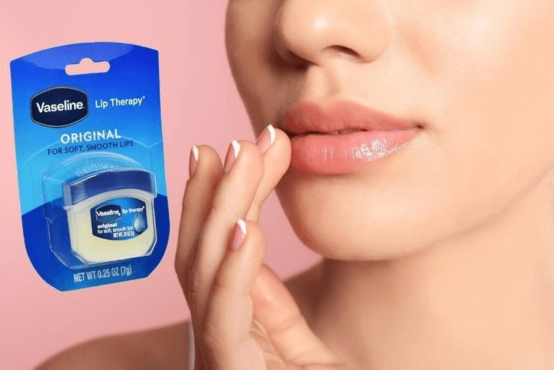 Trang điểm môi đẹp hơn với Vaseline 1