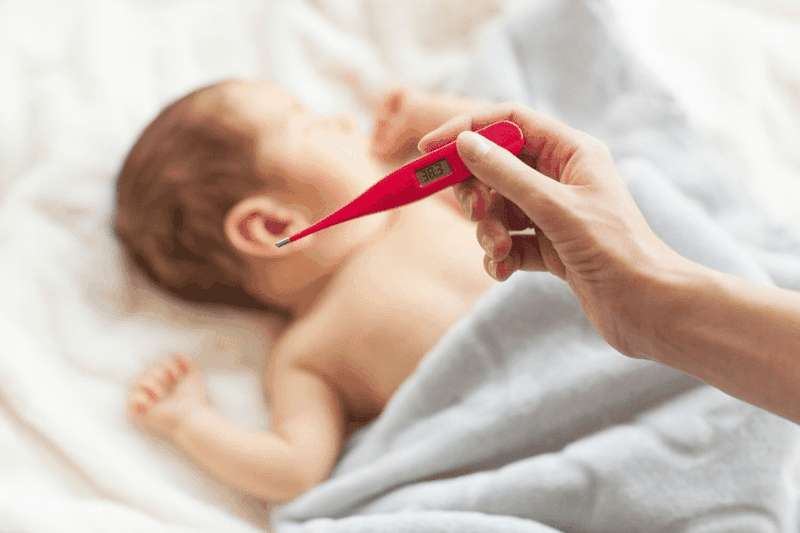 Sốt cao đột ngột là một trong những triệu chứng của bệnh viêm màng não mủ ở trẻ em
