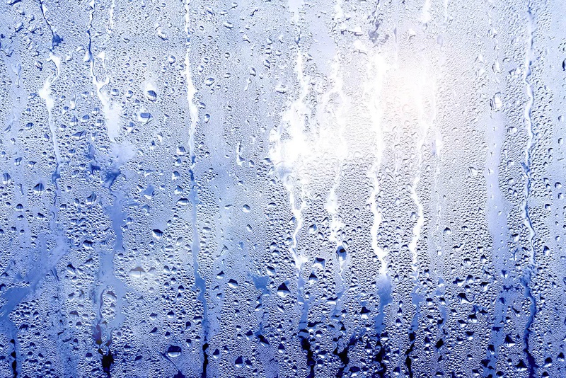 Hiện tượng đọng sương trên cửa kính do trời nồm ẩm