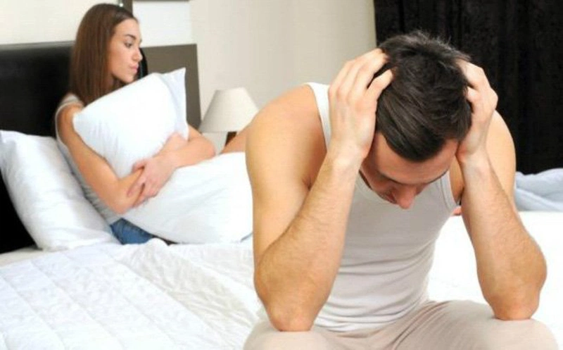 Ăn trứng vịt lộn kèm rau răm, trong đó rau răm có thể gây suy giảm ham muốn ở nam giới