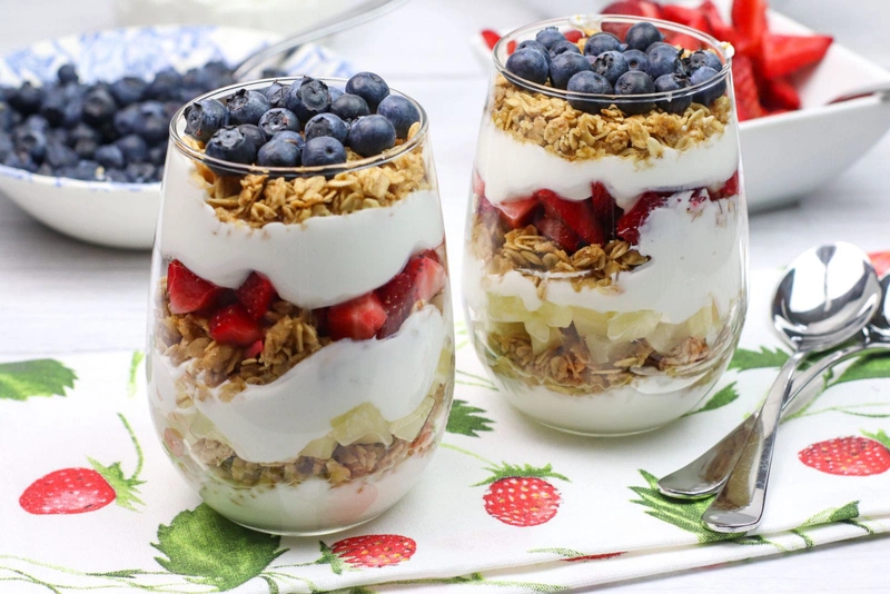 Tự tay làm bữa nhẹ ngon tuyệt với sữa chua hy lạp mix trái cây chuẩn healthy 3