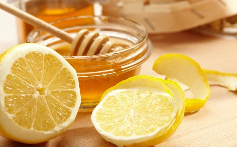 Sử dụng hỗn hợp chanh đường mật ông vừa loại bỏ vùng lông dưới cánh tay vừa làm sáng da tức thì