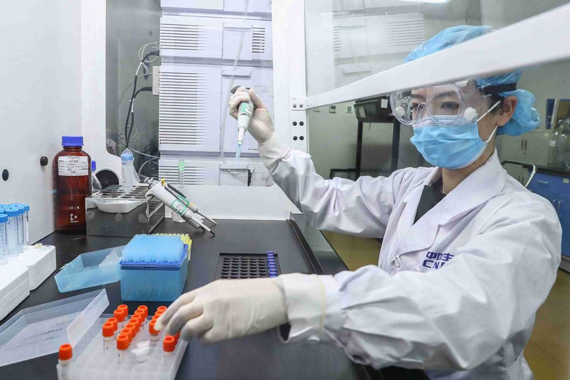 Tỷ lệ tử vong ở đàn ông nhiễm COVID-19 cao hơn phụ nữ 3