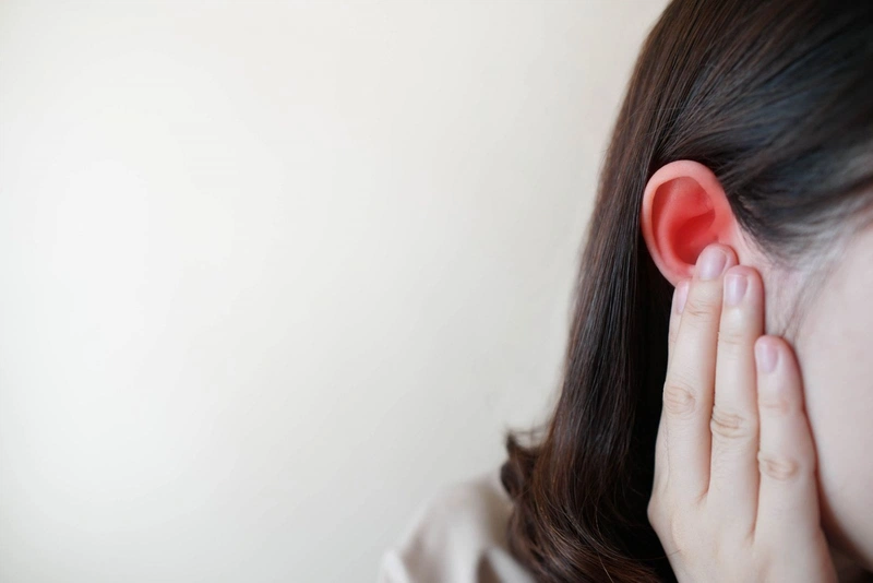 Ù tai giật giật là bệnh lý gì? Top những nguyên nhân gây ù tai thường gặp 1