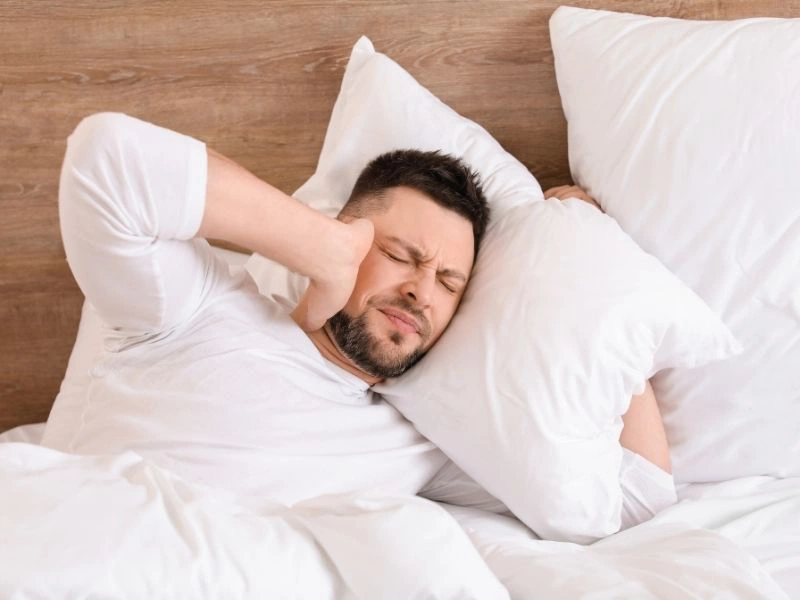 Ù tai phải khi nằm có nguy hiểm không 1