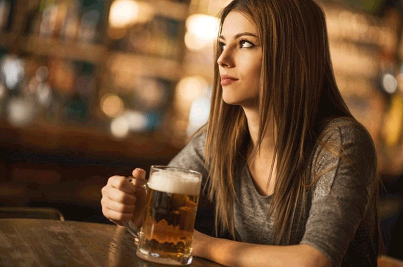 Uống bia trong kỳ kinh nguyệt, lợi hay hại?