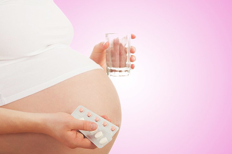 Mẹ bầu khi sử dụng elevit cần phải uống nhiều nước, ít nhất 2 lít nước lọc mỗi ngày