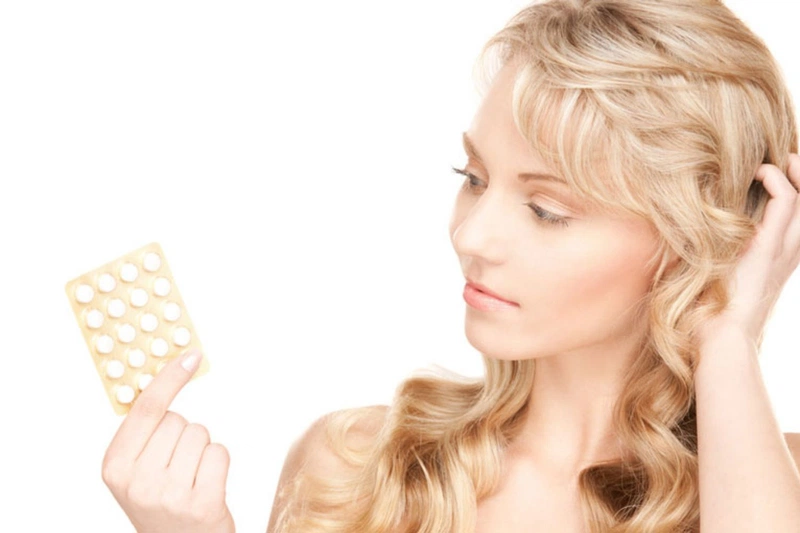 Uống Isotretinoin có nên nặn mụn không? Sự thật cần biết