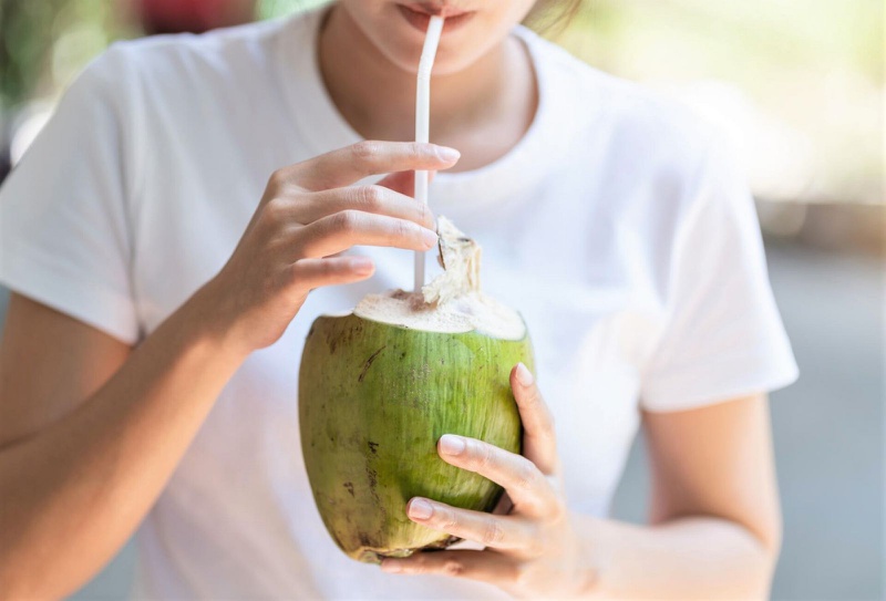 uống nước dừa đẩy sản dịch 1