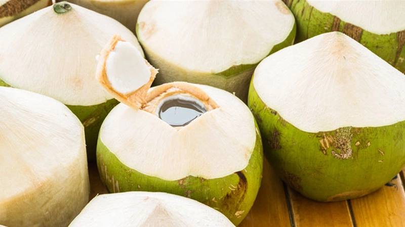 Có nên uống nước dừa giảm đau bụng kinh?