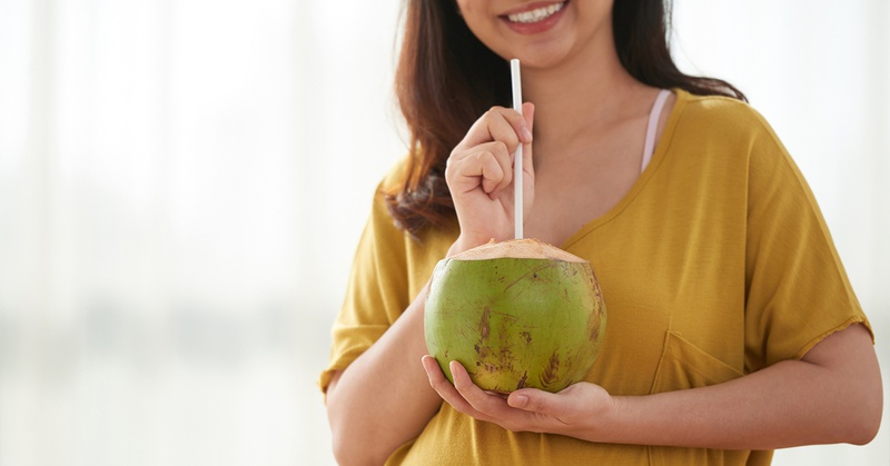 Có nên uống nước dừa giảm đau bụng kinh? 2