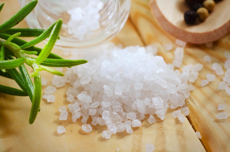 Nên uống nước muối một cách từ từ để tránh tác dụng phụ