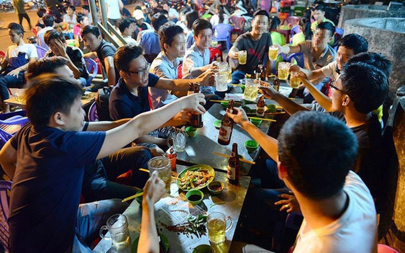 Uống rượu làm tăng nguy cơ nhiễm bệnh COVID-19 2