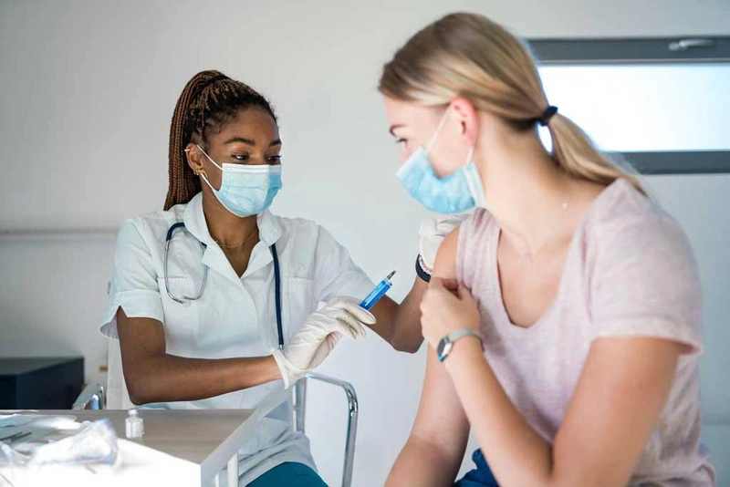 Các bước chuẩn bị trước khi tiêm vắc xin mũi 3 và sau khi tiêm cần tránh điều gì?2