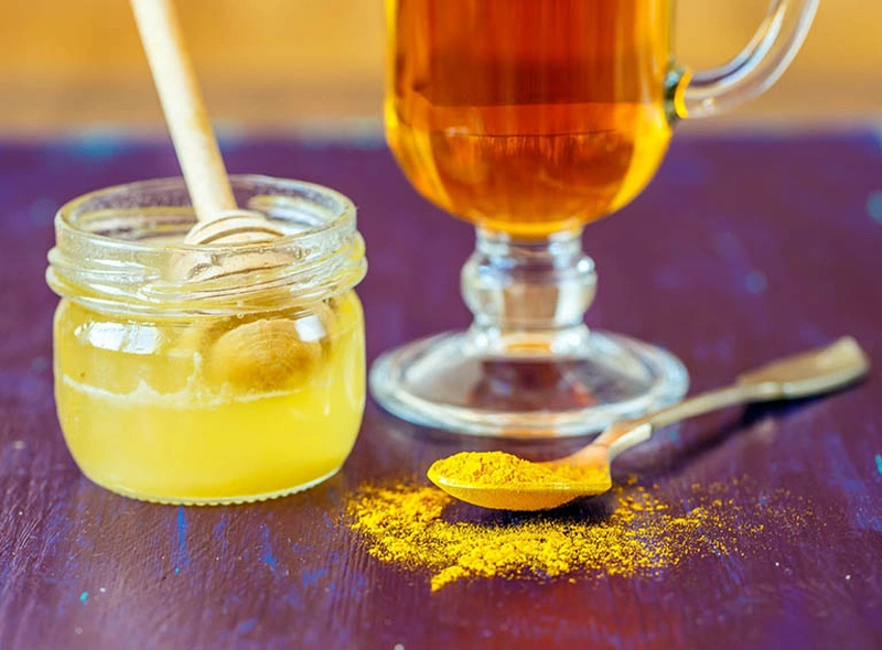 Uống tinh bột nghệ mật ong trước hay sau ăn tốt cho sức khỏe là thắc mắc của nhiều người