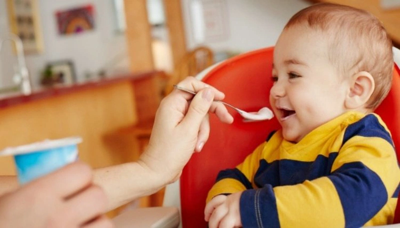 Giải đáp mẹ bỉm: Nên cho bé ăn váng sữa hay sữa chua? 2